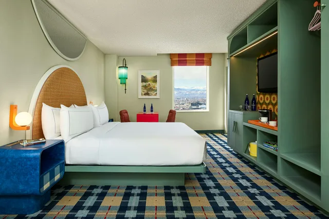غرفة ركنية بسرير كينج مع أريكة، The Curtis Denver a DoubleTree by Hilton Hotel 4/5