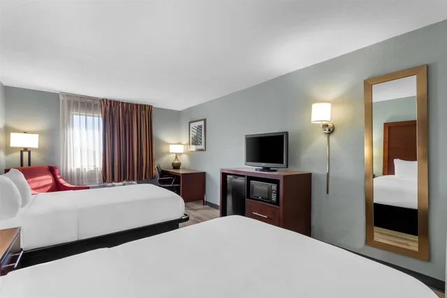 غرفة بسريرين مزدوجين، Quality Inn Waverly IA 1/7