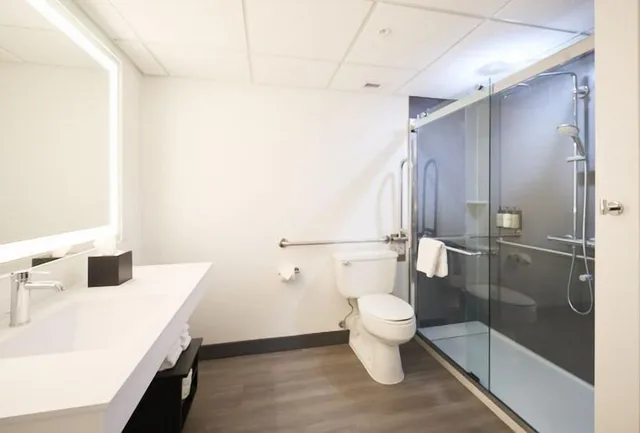 Tower, Standard, 2 Queen Beds, Accessible، Gateway Hotel and Conference Center 3/3