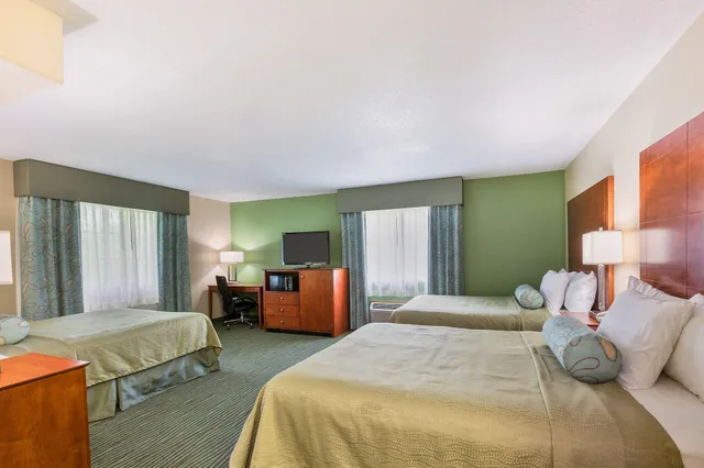 Room, Multiple Beds، Americinn By Wyndham Des Moines Airport 1/5
