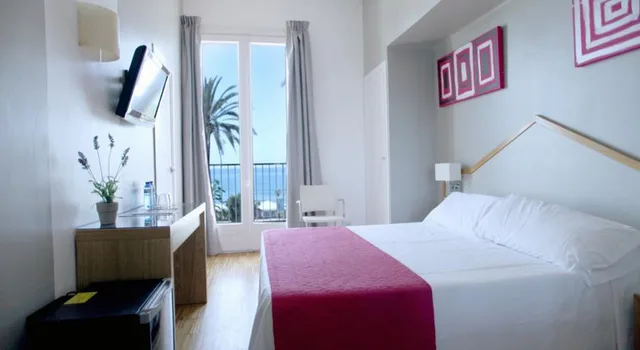 غرفة بسرير مزدوج أو سريرين منفصلين بإطلالة على البحر، Subur Hotel Sitges 1/1