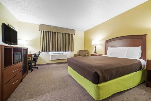 Room, Queen Bed, AmericInn by Wyndham Sioux Falls 1/2