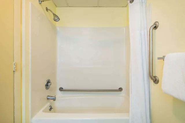 غرفة بسريرين مزدوجين لذوي الإعاقة، Ramada by Wyndham Groton 3/3