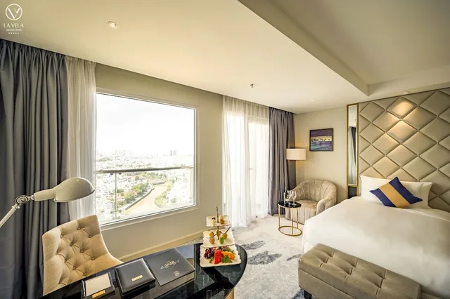 غرفة بريميير فاخرة بسرير كينج بإطلالة على المدينة بشرفة، La Vela Saigon Hotel 1/5