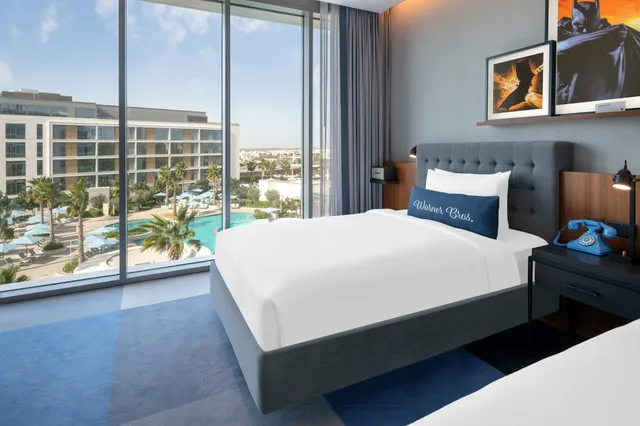 غرفة بسريرين مزدوجين بإطلالة على المسبح، The WB Abu Dhabi, Curio Collection by Hilton 3/5