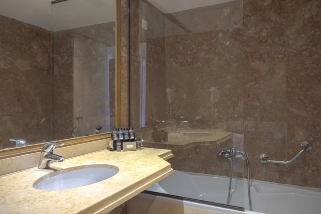 Standard, Twin Beds, Sea and Island View، Corfu Holiday Palace 8/9