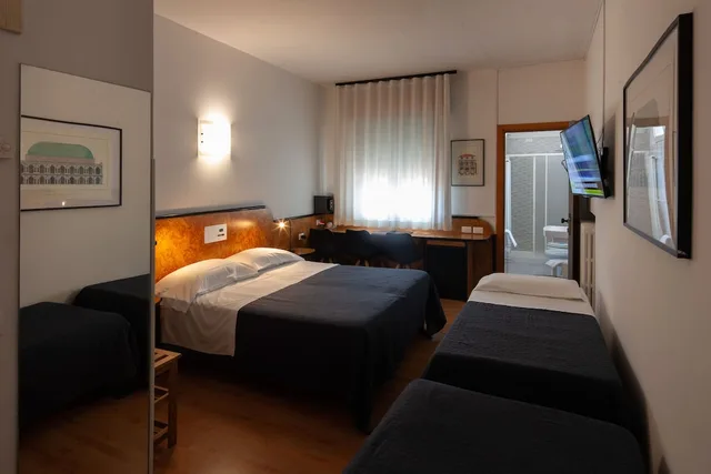 غرفة عائلية رباعية بسرير مزدوج وسريرين منفصلين، Cristina Hotel 3/4