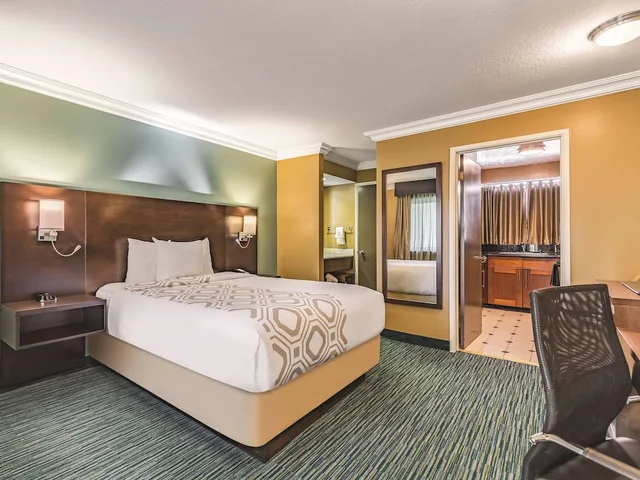 غرفة سوبيريور بسرير كوين بمطبخ، La Quinta Inn & Suites by Wyndham San Francisco Airport West 2/3