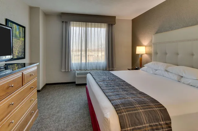 جناح بسرير كينج بغرفتين مع أريكة في طابق مرتفع، Drury Inn and Suites Phoenix Happy Valley 2/10