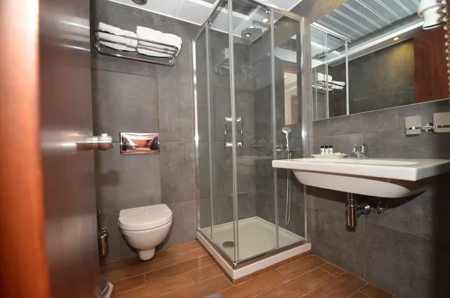 غرفة بسريرين منفصلين بإطلالة على المسبح، Evilion Sea And Sun Hotel 4/5