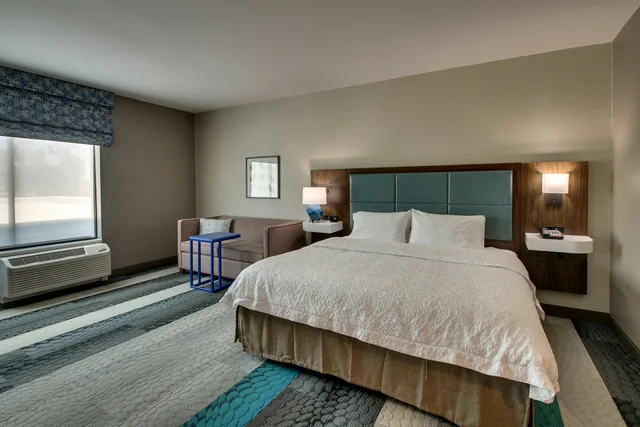 غرفة بسرير كينج لذوي الإعاقة، Hampton Inn And Suites Southport 2/4