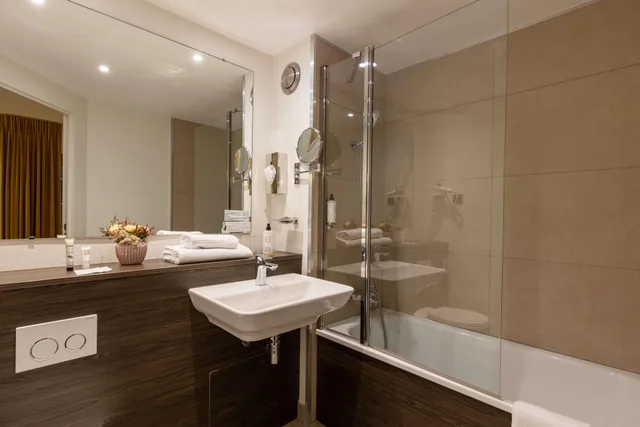 Family, 2 King Beds, Single Bed, Square View, Balcony، Best Western Royal Hotel Caen 7/7