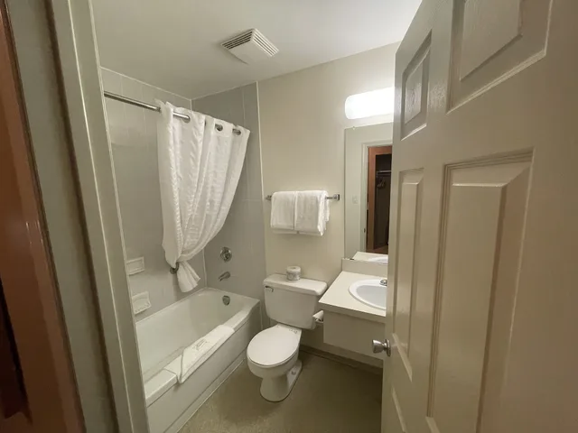 غرفة بسرير كينج، Travelodge by Wyndham Fort St John 4/5
