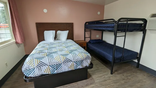 غرفة بسريرين منفصلين وسرير بطابقين، Portland Value Inn 2/4