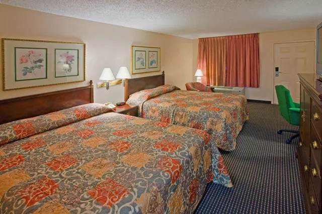 غرفة بسريرين كوين، Americas Best Value Inn Laredo 2/3