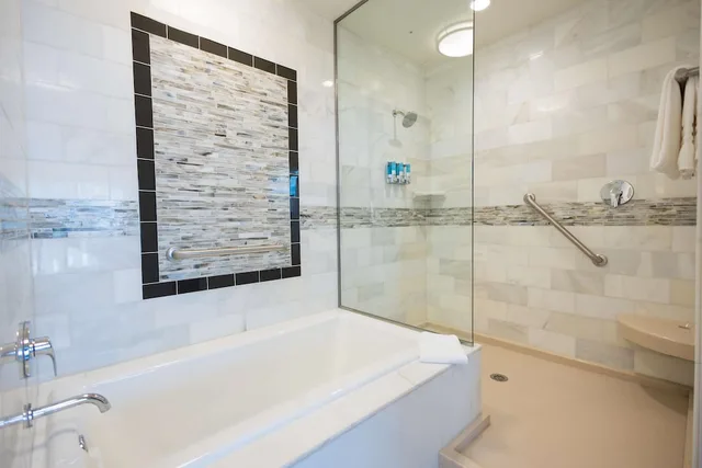 جناح كبير بسريرين كوين بغرفتين مع أريكة، Drury Plaza Hotel Orlando - Disney Springs Area 4/5