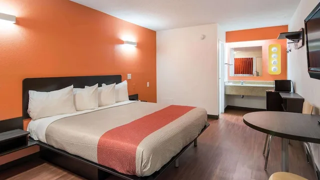 غرفة قياسية بسرير كينج للمدخنين، Motel6 Richmond, VA - Midlothian Turnpike 2/10