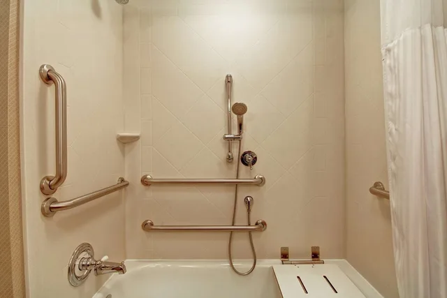 غرفة بسرير كينج بحوض استحمام لذوي الإعاقة، HILTON GARDEN INN WOODBRIDGE 4/4