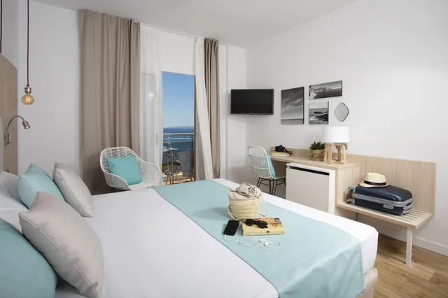 غرفة بسرير مزدوج بإطلالة على البحر بشرفة مع سرير إضافي، Monterrey Hotel 1/10