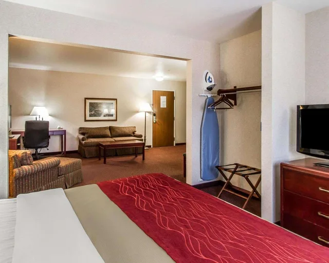 جناح بسرير كينج مع أريكة بجاكوزي، Quality Inn Suites Fort Madison Near Hwy 61 2/2