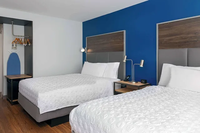 غرفة بسريرين كوين بحوض استحمام لذوي الإعاقة، Tru by Hilton Wilmington 2/4