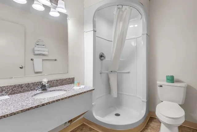 Room, 1 Double and 1 Single Bed, Americas Best Value Inn Lake City 6/8