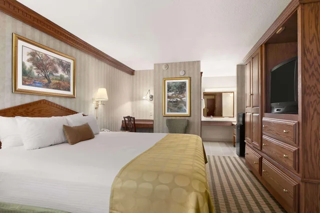 غرفة بسرير كوين لذوي الإعاقة، Ramada by Wyndham Saginaw Hotel and Suites 1/1