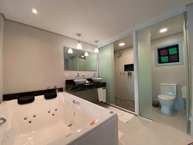 غرفة فاخرة بسرير كينج بإطلالة على البحر بحوض استحمام، Porto Pacuiba Hotel Ilhabela 3/3