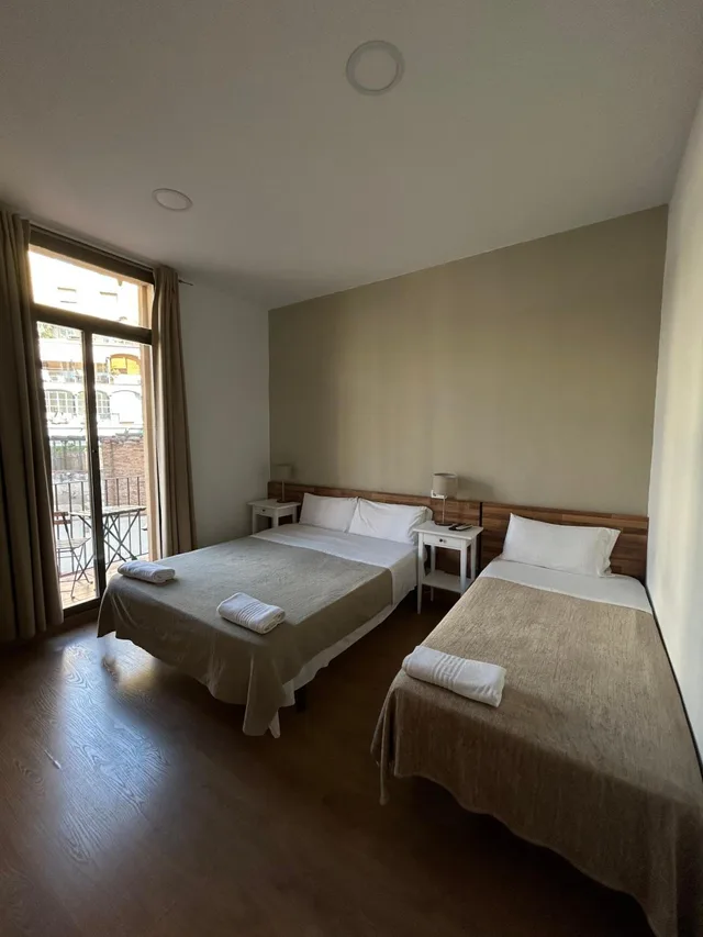 غرفة أساسية ثلاثية بسرير مزدوج وسرير فردي بحمام مشترك، Hostal Delfos 3/10