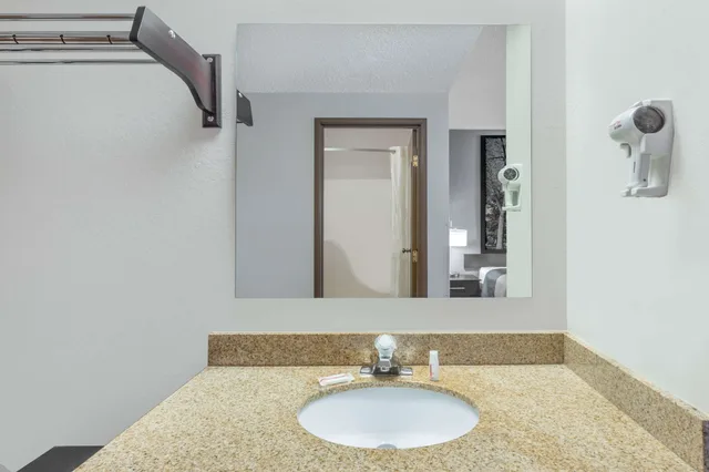 غرفة قياسية بسرير كينج مع أريكة، Super 8 By Wyndham Madison South 5/7