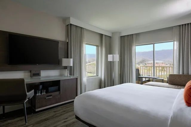 Room, King Bed, Balcony, Marriott Meadowview Conference Resort Convention Center 5/10