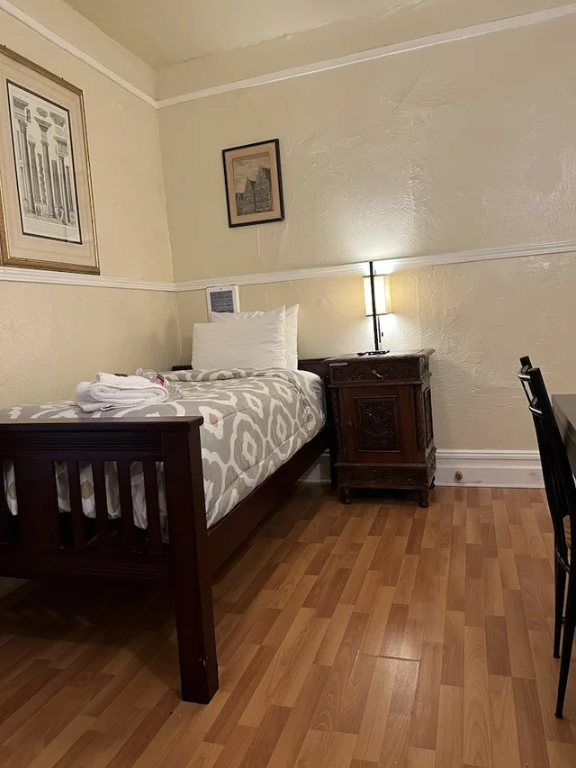 غرفة مفردة بسرير فردي بحمام مشترك، Luz Hotel 1/1