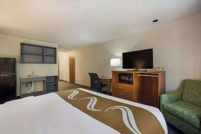 Suite, Queen Bed, Sofa, Suburban Studios Canon City, CO 2/6