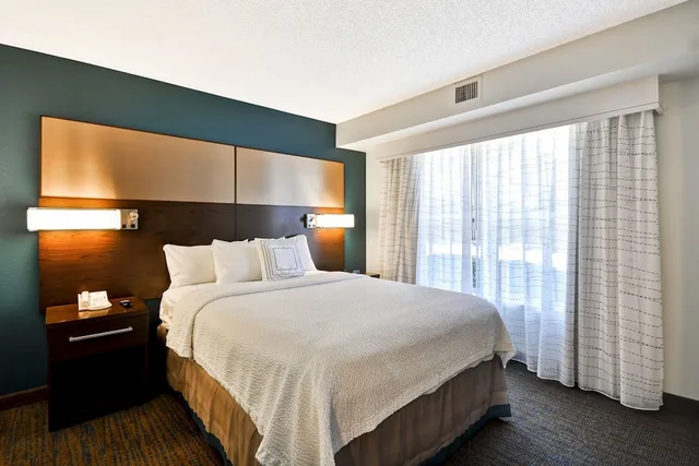 جناح بسرير كوين بغرفة نوم واحدة مع أريكة لذوي الإعاقة، Residence Inn by Marriott Jacksonville Airport 2/4