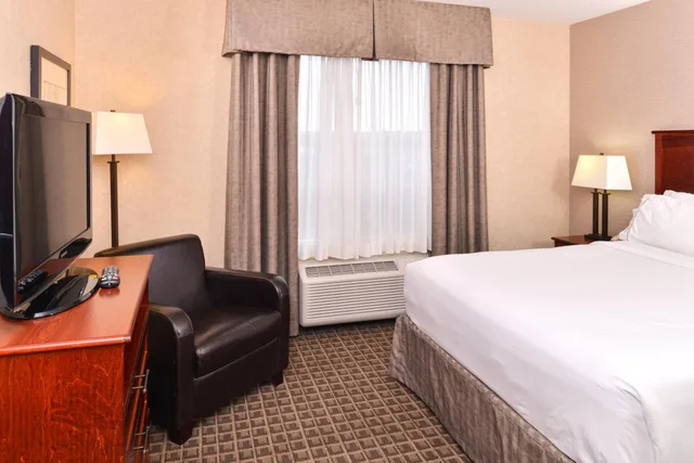 جناح بسرير كينج وسريرين كوين، Holiday Inn Express And Suites Edmonton North 2/5
