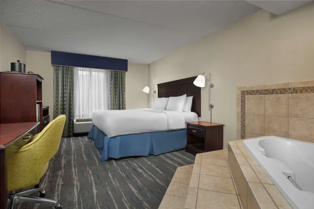 غرفة بسرير كينج بحوض جاكوزي بحوض استحمام، Hampton Inn Syracuse Clay 3/3