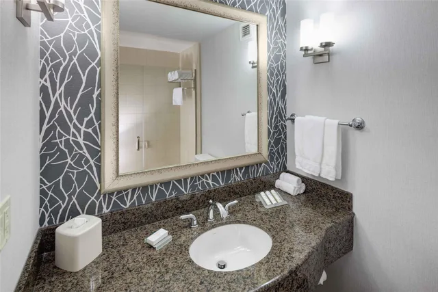 غرفة بريميوم بسرير كينج، Hilton Garden Inn Detroit Novi 3/3