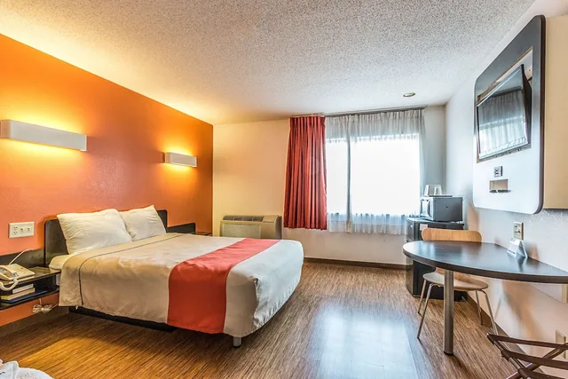 غرفة ديلوكس بسرير كينج بجاكوزي، Motel6 Wisconsin Rapids Wi 2/9