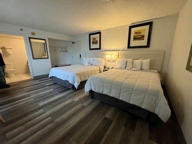 غرفة بسرير كوين بإطلالة على المدينة، Emerald Shores Resort 3/7