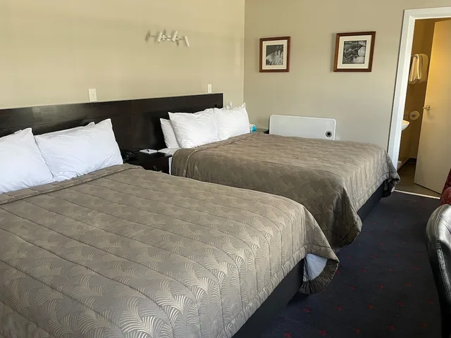 استوديو عائلي بسريرين كوين، Discovery Settlers Hotel Whangarei 1/3