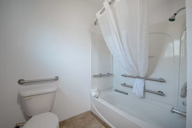 غرفة بسرير كوين لذوي الإعاقة، Suburban Studios Near Mesa Verde 10/10