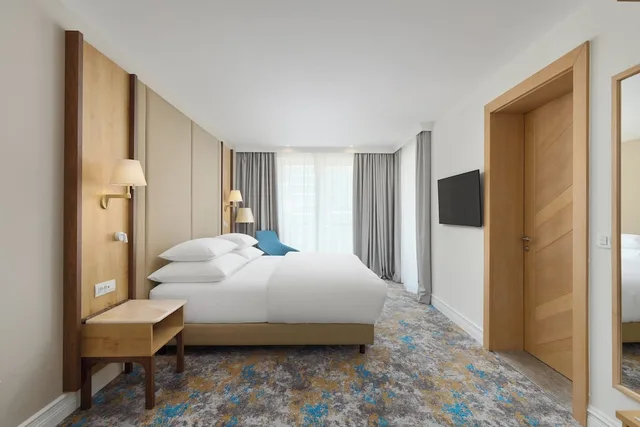 غرفة بريميوم بسرير كينج بإطلالة على المدينة بشرفة، Hotel Budva 2/3