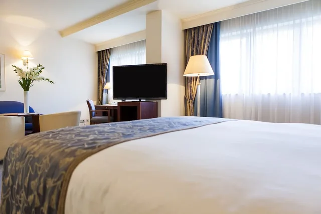 غرفة عائلية بسريرين كوين، Le Chatelain Brussels Hotel 1/3