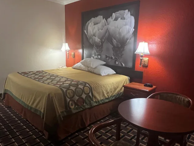 غرفة بسرير كينج بحوض استحمام لذوي الإعاقة، Super 8 By Wyndham Brookshire Tx 2/10