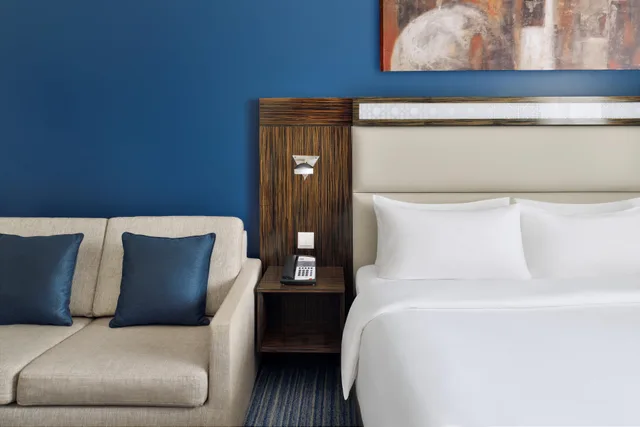 غرفة بسرير كينج، Holiday Inn Express Dubai Safa Park 2/3