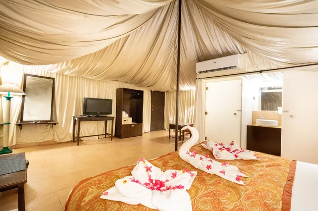 خيمة ملكية بسرير كوين، Fort JadhavGADH - A GADH Heritage Hotel 6/10