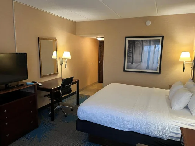 غرفة بسرير كينج مع أريكة، Days Inn by Wyndham Duluth Lakewalk 4/5