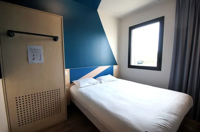 غرفة ثلاثية بسرير مزدوج وسرير فردي، Ibis budget Loudeac Velodrome 1/8