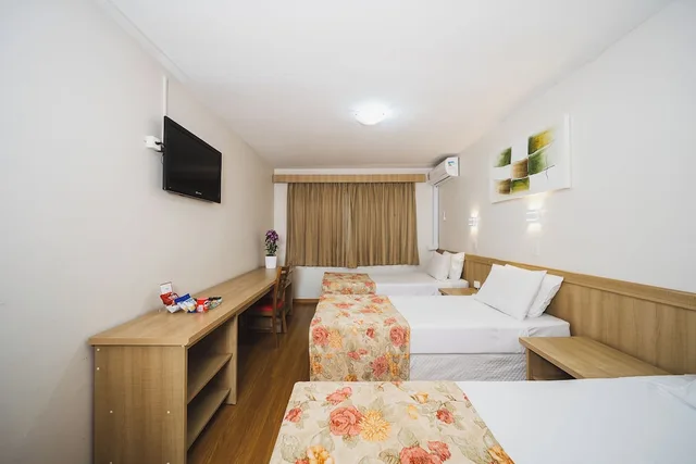 غرفة قياسية ثلاثية بسريرين منفصلين وثلاثة أسرّة، Hotel Golden Park Curitiba by Nacional Inn 1/10