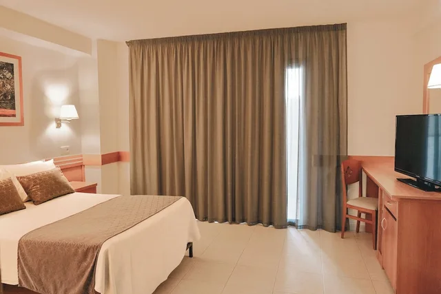غرفة ثلاثية بثلاثة أسرّة بإطلالة على البحر، Htop Pineda Palace - Adults Only 5/8